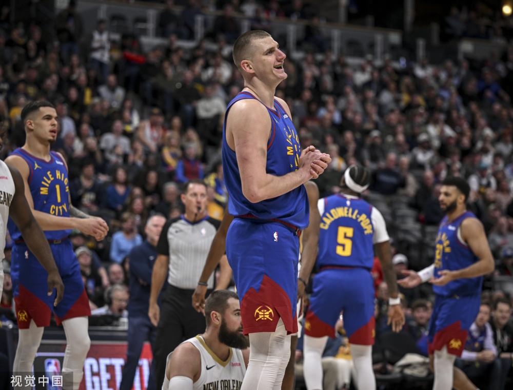 示了足球运 示了足球运